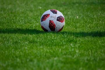 FIFA以1.2亿美元“贱卖”世界杯转播权，CCTV该不该接？（配图示意）